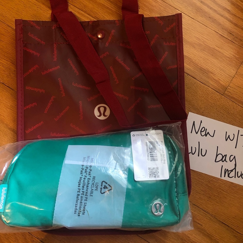NWT Lululemon Everywhere Belt Bag 1L Emerald Ice Color Green